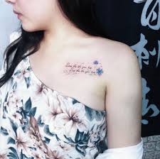 小姊姊要刺的這個叫矢車菊藍色的所以叫藍矢車菊特別為她找了一些資料才畫了這張設計圖出來別小看它可算是德國的國花註1 矢車菊的花語是遇見幸福註2 註1 傳說德國在一次內戰中王后路易斯被逼帶著兩個王子逃離柏林半途之中車子壞了王后與兩個 tattoos watercolor