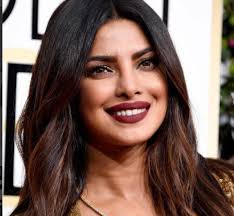 Ma per illuminare i vostri capelli potete optare anche per una tecnica assolutamente particolare e innovativa, esclusiva dei saloni compagnia della bellezza, che non vi farà passare di certo inosservate. Colpi Di Sole Sui Capelli Castani