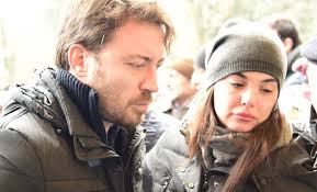 Anadolu ateşi türkü yarışması'nın final programından bir önceki haftaya (08/01/2005 tarihli program) ait programda yaptığı kapanış anonsu ile kimi izleyicileri (ni) büyük üzüntü ve hayal kırıklıklarına gark etmiş, dakikalarca aşağıdan yukarılara akan yazıları umut dolu beklentiler ile seyretmelerine. Oyuncu Yeliz Sar In Aci Gunu