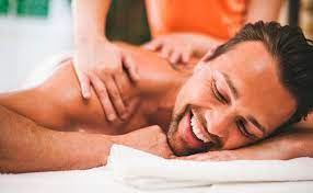 With a massage table at home, you can enjoy the luxury of therapeutic touch on a regular basis with your spouse or partner. 5 Profi Tipps Fur Die Perfekte Massage Daheim Woman At