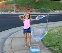 Cette bulle, remplie d'air, reste stable quelques instants, durant lesquels elle est capable de flotter dans l'atmosphère. Recette Bulles De Savon Pour Amuser Les Petits Et Les Grands