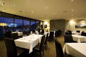 With a delicious seasonal menu that focuses on sourcing quality, local produce, the true south dining room offers guests an elegant and sophisticated dining experience. True South Dining Room Queenstown Holidays