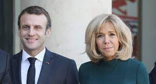 Δύο άνθρωποι συνελήφθησαν μετά το περιστατικό, μετέδωσαν το τηλεοπτικό δίκτυο bfm tv και το ραδιοφωνικό δίκτυο rmc. Parisi Fygadeythke O Makron Apo 8eatro Otan Egine Antilhptos Apo Diadhlwtes Binteo Sputnik Ellada