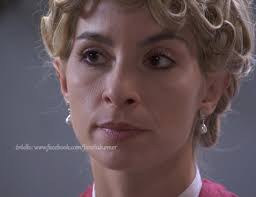 Justo namawia królową, która miała odebrać Cayetanę do teatru, upokorzyć ją  na oczach wszystkich sąsiadów za to, co jej o niej opowiadali, jak na  przykład to, że próbowała zrujnować życie mężowi lub