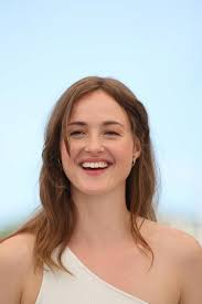 Renate reinsve, who looks from certain angles like dakota johnson and from certain angles like vicky krieps, gives julie a wicked, charismatic sense of humor, and flashes of vanity you forgive because of her captivating openness. Hyd8xzmw Mafkm