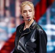 The pretty guy with long hair, whether it's blonde or black, looks stunning just like an elf from the lord of the rings movie. Thread By Kookthingg Hwang Hyunjin S Long Hair A Why I Still Alive Thread
