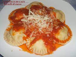 Anche in questo caso tenetevi sul semplice con un buon sugo di pomodoro al basilico oppure con una salsa rustica panna e salsiccia, a cui potrete aggiungere della frutta secca come pistacchi o pinoli. Tortelli Di Zucca Con Sugo Di Pomodoro