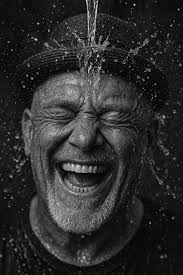 E aí galerinha!? Achei bacana esse prompt: Create a high-end black and  white portrait using my selfie. The face must remain exactly as in