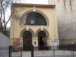 Teatrul de comedie a fost înființat în toamna anului 1960, sub directoratul lui radu beligan, care a găsit o formă de a promova spectacole de valoare, clasice în 2009 a fost inaugurată sala nouă a teatrului de comedie, cu menirea de a promova spectacole de avangardă realizate de regizori tineri. Teatrul De Comedie Piata Sfanta Vineri Locurile Culturii