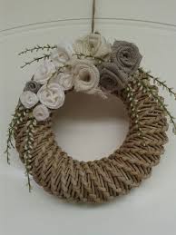 Ghirlanda Di Cannucce Di Carta Lavorata A Spirale Con Decoro Di Fiori Di Vari Tessuti Basteln Mit Papierrollchen Basteln Mit Papier Bastelideen