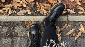 Bei uns bist du immer aktuell und findest die neusten angebote. Doc Martens 1460 Wie Gemacht Fur Sturmische Zeiten