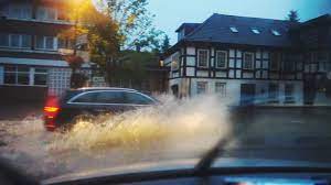 Eine erst gewitterfront ist am dienstagvormittag über niedersachsen hinweg gezogen. Unwetter Uber Niedersachsen Blitze Starkregen Uberschwemmte Strassen Youtube
