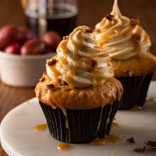 Cupcakes Vanille Et Pacanes Caramel Au Beurre A L Erable 5 Ingredients 15 Minutes Easy Desserts Desserts Maple Recipes