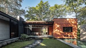 Taman cukup berupa hamparan rumput hijau yang mengelilinngi rumah memberikan kesan fresh dan segar. 15 Ide Halaman Rumah Minimalis Unik Dan Modern Rumah Com