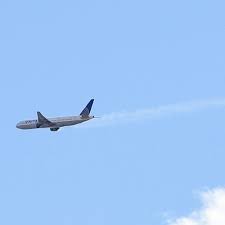 United flight 328 returned to the airport around 1:30 p.m. Kad7q Guwl Blm