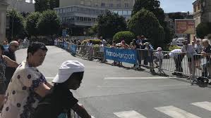 Les caravanes sont passées en mode silencieux pour le passage dans la réserve naturelle et les spectateurs aussi. Video La Caravane Du Tour De France 2019 A Epernay