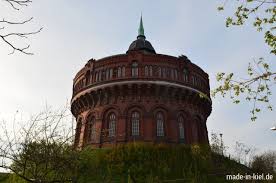 1992 stellte man das gebäude unter denkmalschutz, wenig später wurde es an einen privatmann verkauft, der dort wohnungen einrichtete. Kieler Wasserturm Wasserturm Turm Impressionen