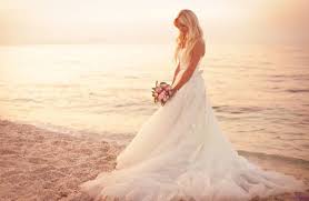 Per il tuo matrimonio in spiaggia ti consigliamo un outfit sbarazzino, ovviamente senza rinunciare all'eleganza. Idee Per L Abito Sposa Per Un Matrimonio In Spiaggia