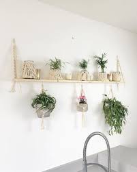 Nouvelle Etagere Avec Des Suspensions En Dessous Belle Journee Etagere Bois Macrame Faitmain Diydeco Diy Decoration Etagere Deco Macrame