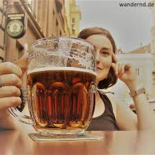 Bei uns gehst du in eine verrauchte kneipe, bestellst das billigste bier, trinkst deine zehn gläser und gehst wieder. Bier Bad Und Bier Wellness In Pilsen Tschechien