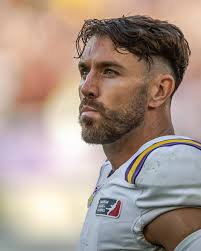 🗣️ „Strength does not come from winning. Your struggles develop your  strengths. When you go through hardships and decide not to surrender, that  is strength.“