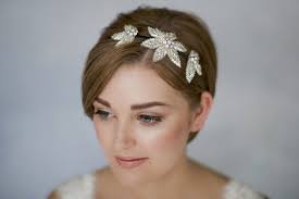 Modeles de coiffure mariage pour cheveux courts coiffure coiffure mariage autre tendance les cheveux coupes voire rases tres courts sur les cotes voici idées de coiffures pour cheveux courts et milongs coiffure romantique pour invitée de mariage , bijoux de cheveux fleurs, robe dos nu si la. 15 Idees Pour Une Coiffure De Mariee Cheveux Courts