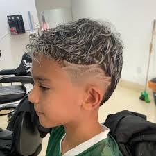 Cada detalhe brilha mais quando é feito com dedicação. ✨ #luzes #Barbearia  #fimdeano