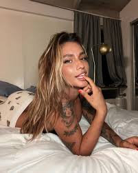 Onlyfans model sells $10 nudes to help victims of the Maui wildfires