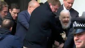 April 2019 von der polizei eskortiert am. Festnahme Von Julian Assange Aufgrund Von Us Auslieferungsantrag Telepolis