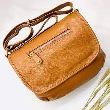 Tas wanita yang kami jual di buat dari bahan kulit yang berkwalitas sehingga menghasilakan tas wanita yang berkwalitas. Jual Tas Selempang Wanita Tas Kulit Asli Garut Tas Wanita Ukuran M Online Mei 2021 Blibli