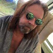 The guitars, strings, amps & pedals of the world's best artists