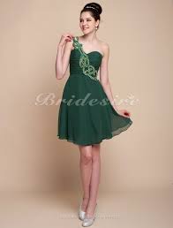 Questo abito da cocktail è color lavanda, che ti porta una sorta di sentimento maturo, che mostra il tuo stato alto e consegna la tua identità nobile.il design senza manica mostra il braccio snello e indietro, il progetto di vita impero mostra la figura alta e sottile, il design di lunghezza al ginocchio anche. Bridesire Trapezio Chiffon Al Ginocchio Monospalla Abito Da Sera 306296 78 91 Bridesire