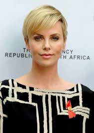 Dünne haare, dicke haare und auch fettige haare können mithilfe von klammern und haarspray zu einer schönen flechtfrisur geflochten werden. Helene Fischer So Sieht Die Schlager Queen Nicht Mehr Aus Charlize Theron Kurze Haare Lange Haare Bilder Styling Kurzes Haar