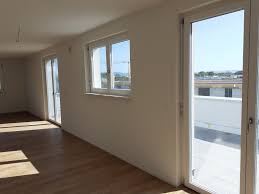 Angeboten wird hier eine hochwertige penthousewohnung mit 3 zimmern und einer atemberaubenden dachterrasse, welche aus allen zimmern begehbar ist. Penthouse Wohnung In Kehl Schneeflaren City Immobilien Maio