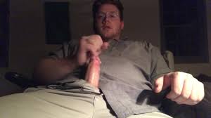 Chubby Guy tiene un orgasmo extremo mientras ve porno
