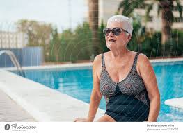 Ältere alte Frau graue Haare am Schwimmbad sitzend - ein lizenzfreies Stock  Foto von Photocase