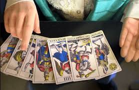 Kartu tarot yang kita kenal selama ini, terdiri dari 78 kartu, dibagi menjadi dua bagian, yakni arkana mayor (terdiri dari 22. Bagaimana Melakukan Membaca Online Dengan Tarot Gratis