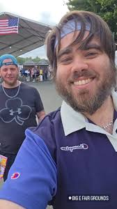 i'm a bi sexual chubby man hmu if that's ur thing if not fine