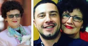 Robert Berisha kujton një moment me nënën e tij