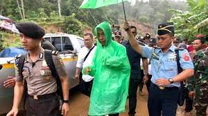 Berpengalaman mensuplai kebutuhan jas hujan untuk industri, pemerintah, maupun lsm. Potret Presiden Jokowi Pakai Jas Hujan Kresek Hijau Terang Kala Tinjau Banjir Ini Kronologinya Tribunnews Com Mobile