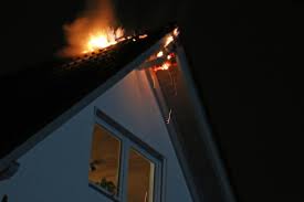 Bei blitzeinschlag besteht die gefahr darin, dass durch die. Blitz Schlagt Ein Und Setzt Dachstuhl In Neuershausen In Flammen March Badische Zeitung