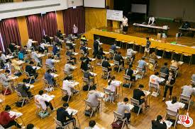 考評局公布，應屆 dse 有 43294 名學校考生及 6682 名自修生應考，較去年 45257 人下跌 4%；有 17786 名日校考生考獲「3322」大學最低收生要求，為 42.3% 日校考生，即平均 1.4 人爭 1 學位。 è€ƒè©•å±€é¦–ä»¥çŸ­è¨Šé€šçŸ¥dseæˆç¸¾ä¸‹å'¨ä¸€ ç¶µæŽ' æ¸¯èž é»žæ–°èž