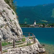 Facing each other, the imposing schafberg and zwölferhorn mountains are towering atop this breathtaking scenery, a popular destination for many of the hikes and excursions in our beautiful region. Wolfgangsee Im Salzburger Land Top 10 Seen In Osterreich