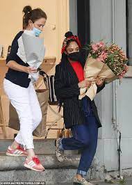 Always on a yes hunt. Die Schauspielerin Tessa Thompson Wird In Sydney Beim Sammeln Einheimischer Blumen Gesehen Aktuelle Boulevard Nachrichten Und Fotogalerien Zu Stars Sternchen
