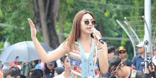 Dena rachman menceritakan awal ketika memberitahu orangtua ingin menjadi transgender. Blak Blakan Begini Cerita Awal Mula Dena Rachman Menjadi Transgender Merdeka Com
