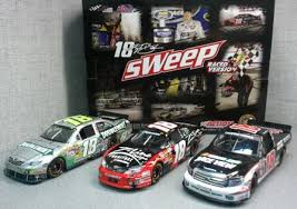 .of about 20 races in 2010 but has attempted all the races so far in 2010 and may keep trying to stewart dismisses any plans for a 3rd team. 2010 Kyle Busch Bristol Sweep 3 Car Set Arc Lionel Garage