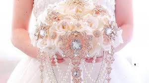 Warna merah sendiri menggambarkan keberanian dan nama carnation berasal dari kata 'corone' yang berarti karangan bunga atau dari kata 'coronation' yang. Wow Ternyata Inilah 7 Jenis Bouquet Bunga Herstory