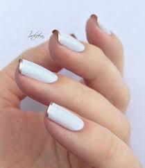 Es un diseño muy clásico que se utiliza mucho y es tendencia en todas decorar uñas francesa blanco y rosa. Unas Decoradas Blanco Con Dorado 1 Manicura De Unas Unas Decoradas Elegantes Unas De Maquillaje
