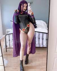 Thicc raven cosplay