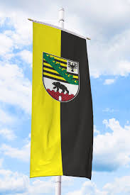 Das wappen der stadt köthen zeigt drei rote türme über einer mauer mit geöffnetem tor und blauem fallgatter. Sachsen Anhalt Bannerfahne Mit Wappen Bei Deitert Sf Sat B W